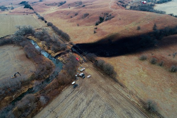 Keystone Boru Hattı İşletmecisi Kansas'taki Büyük Petrol Sızıntısı İçin 26,9 Milyon Dolar Ceza Ödemeyi Kabul Etti