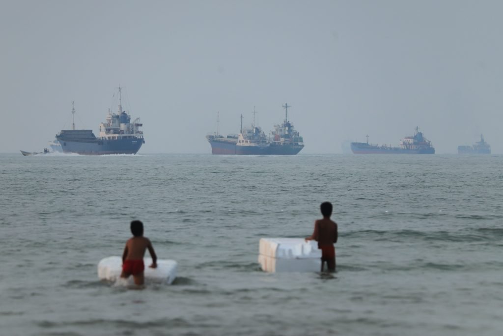 İran, Hormuz Boğazı'ndan Geçen Petrol Tankerlerine Uyarıda Bulunuyor