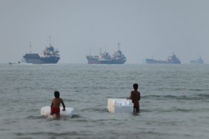 İran, Hormuz Boğazı'ndan Geçen Petrol Tankerlerine Uyarıda Bulunuyor