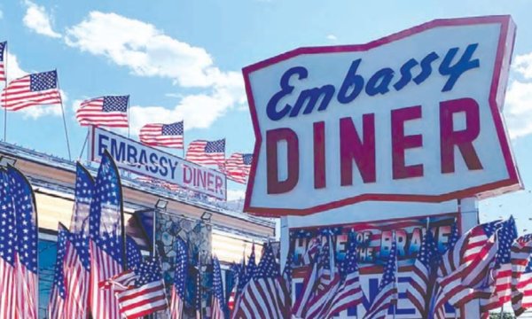 Yunan-Amerikalı İşletmeci Gus Tsiorvas, 4 Temmuz'da Ücretsiz Yemek Dağıttı
