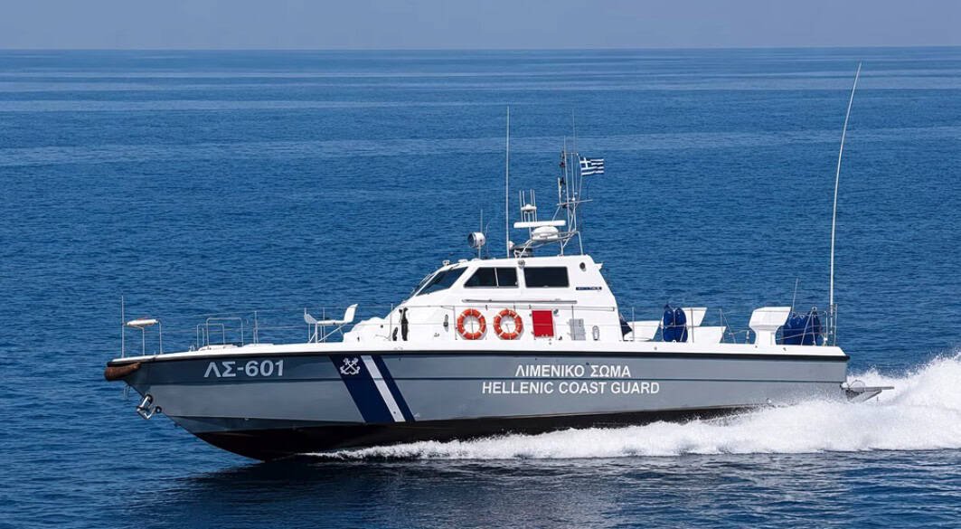 Kefalonia'nın Batısında Yelkenli Tekne Batıyor, İki Kişi Kurtarılıyor