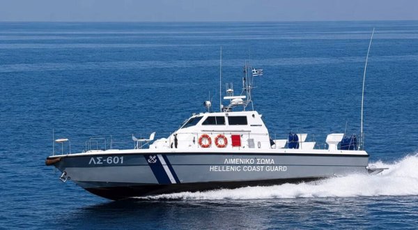 Kefalonia'nın Batısında Yelkenli Tekne Batıyor, İki Kişi Kurtarılıyor