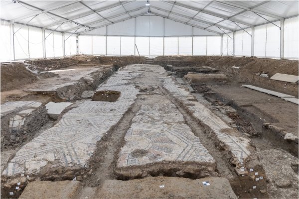 İtalya'da Tarihi Kentin Altında Erken Hristiyanlık Dönemine Ait Renkli Mozaikli Kilise Bulundu