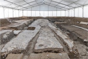 İtalya'da Tarihi Kentin Altında Erken Hristiyanlık Dönemine Ait Renkli Mozaikli Kilise Bulundu