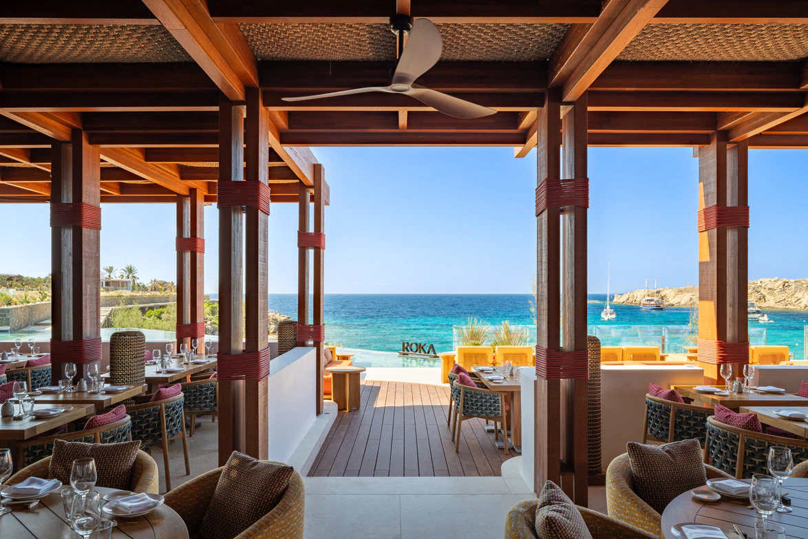 Roka Beach'te okyanus manzaralı restoran