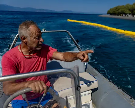 Nikos Hulieris bariyer kurulumu sırasında