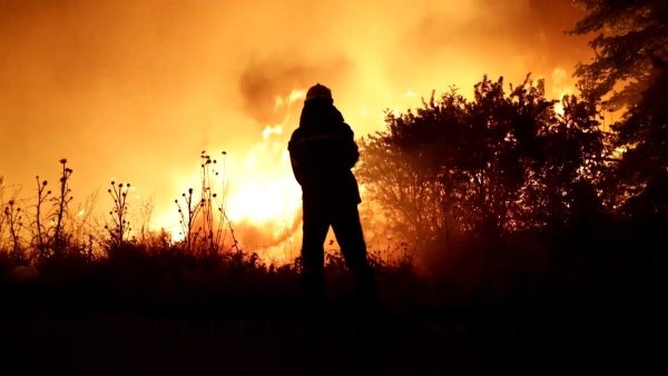 Yunanistan'da Gece Yangını: 2 Fabrika Kül Oldu, Selanik Yakınlarında Tahliye Emri Verildi