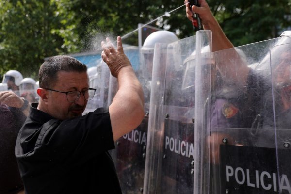 Arnavutluk'ta Protestolar Şiddete Dönüştü: Polis Biber Gazı Kullandı