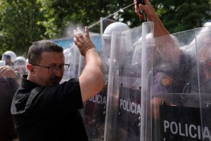 Arnavutluk'ta Protestolar Şiddete Dönüştü: Polis Biber Gazı Kullandı