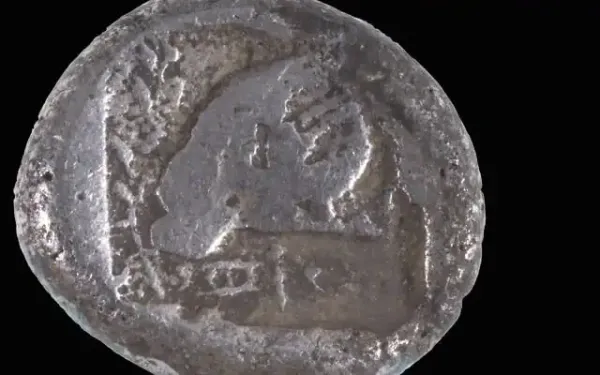 İsrail Sahilinde 2500 Yıllık Nadir Kıbrıs Sikkesi Bulundu