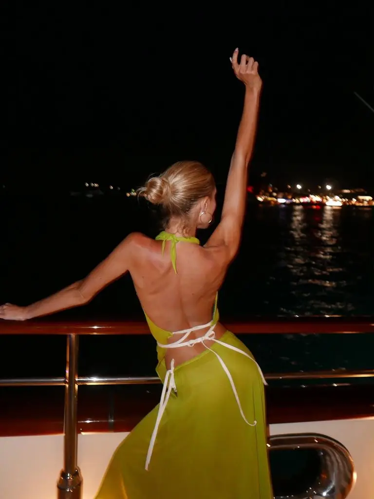 Prenses Olympia yeşil Valentino takımıyla