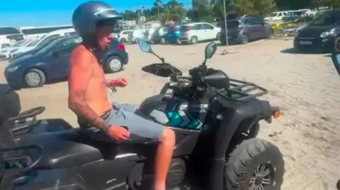 Alfie kaskla quad bike üzerinde