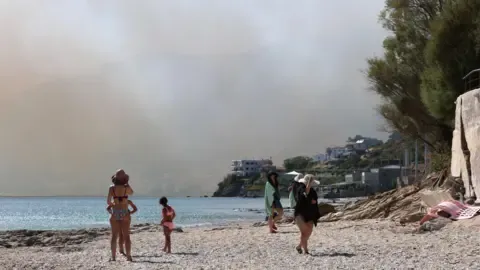 Girit'teki Orman Yangını Kontrolden Çıktı: 8 Bin Kişi Tahliye Edildi, 3 İtfaiyeci Hayatını Kaybetti