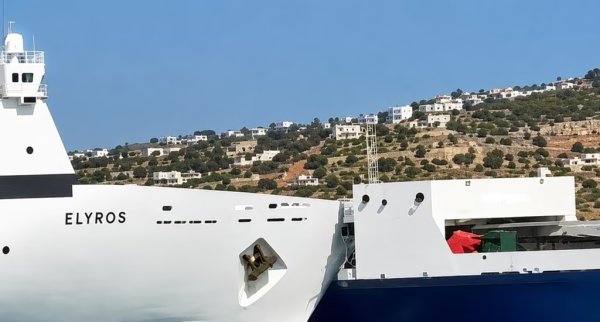 Girit'te Yolcu Feribotu Yük Gemisine Çarptı