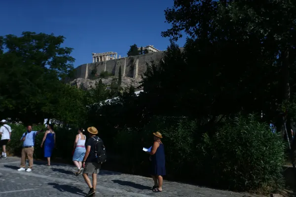 Atina'da Akropolis Yakınında Bıçaklı Saldırı: İki Amerikalı Turist Yaralandı