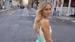 Kate Hudson’ın Yunanistan Tatilinde Göz Alıcı Bikini Pozları
