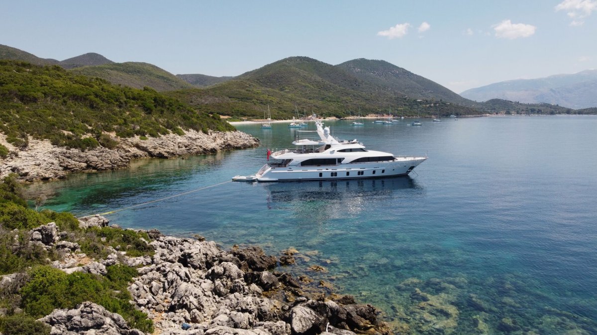 Yunanistan'da 32 Metrelik Benetti Motor Yatı Miamaa Görüntülendi