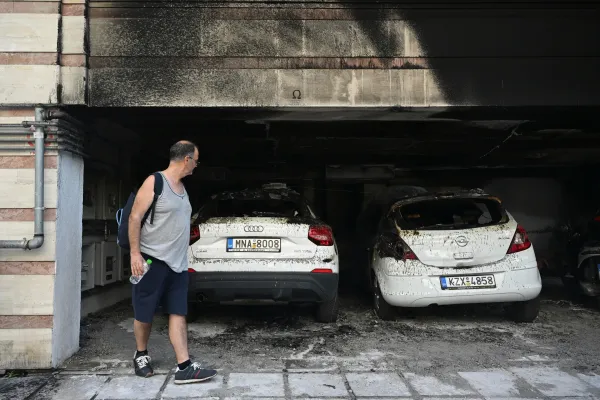 Yunanistan'da İktidar Partisi Üyelerine Saldırı: Arabalar Ateşe Verildi, 5 Yaralı