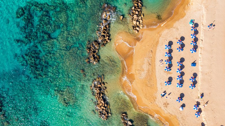 Turistik Yunan Kasabalarını Geçin, Bu Gizli Akdeniz Cennetinde Kartpostallık Plajların Tadını Çıkarın