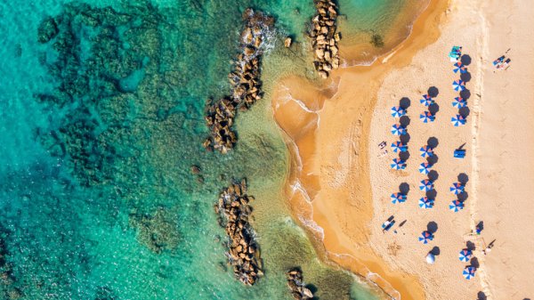 Turistik Yunan Kasabalarını Geçin, Bu Gizli Akdeniz Cennetinde Kartpostallık Plajların Tadını Çıkarın