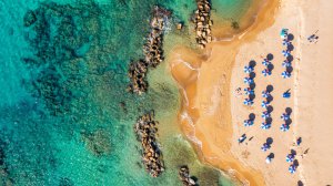 Turistik Yunan Kasabalarını Geçin, Bu Gizli Akdeniz Cennetinde Kartpostallık Plajların Tadını Çıkarın