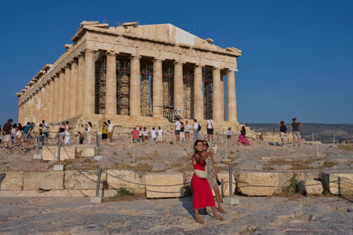 Akropolis'te Bıçaklı Saldırı: Yunanistan'ın En Yoğun Turistik Noktasında İki Turist Yaralandı
