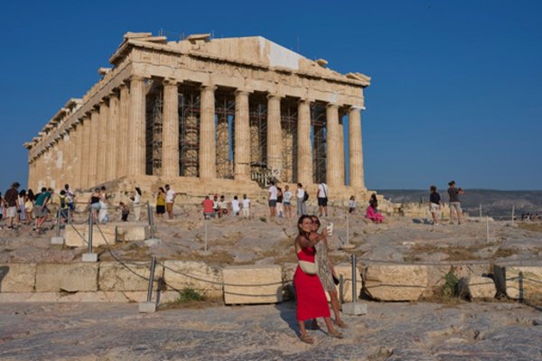 Akropolis'te Bıçaklı Saldırı: Yunanistan'ın En Yoğun Turistik Noktasında İki Turist Yaralandı