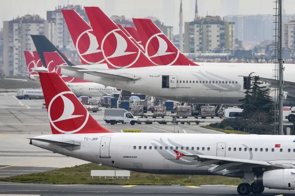 Türk Kökenli Alman, Uçakta Hostese Yumruk Attığı İddiasıyla Gözaltına Alındı