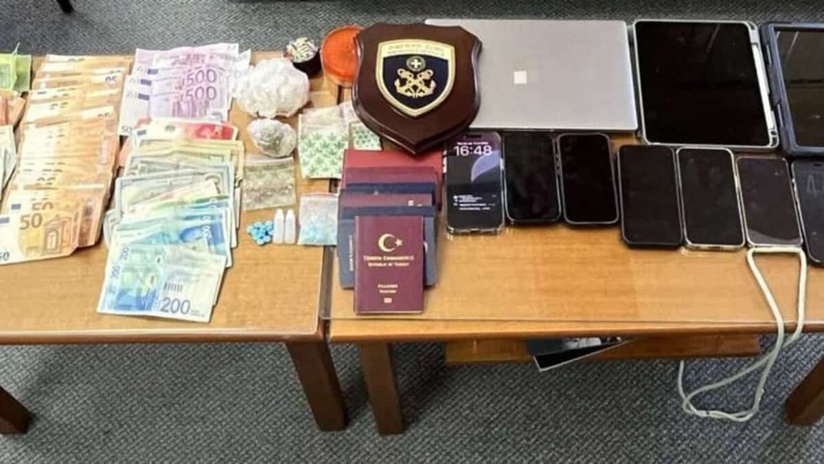 Lefkada'da İngiliz Bayraklı Katamaranda Uyuşturucu Bulundu, 8 Yabancı Tutuklandı