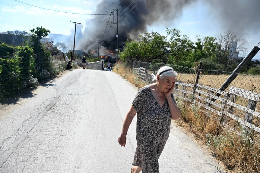 Yunanistan'da yangın bölgesinden ayrılan bir kadın