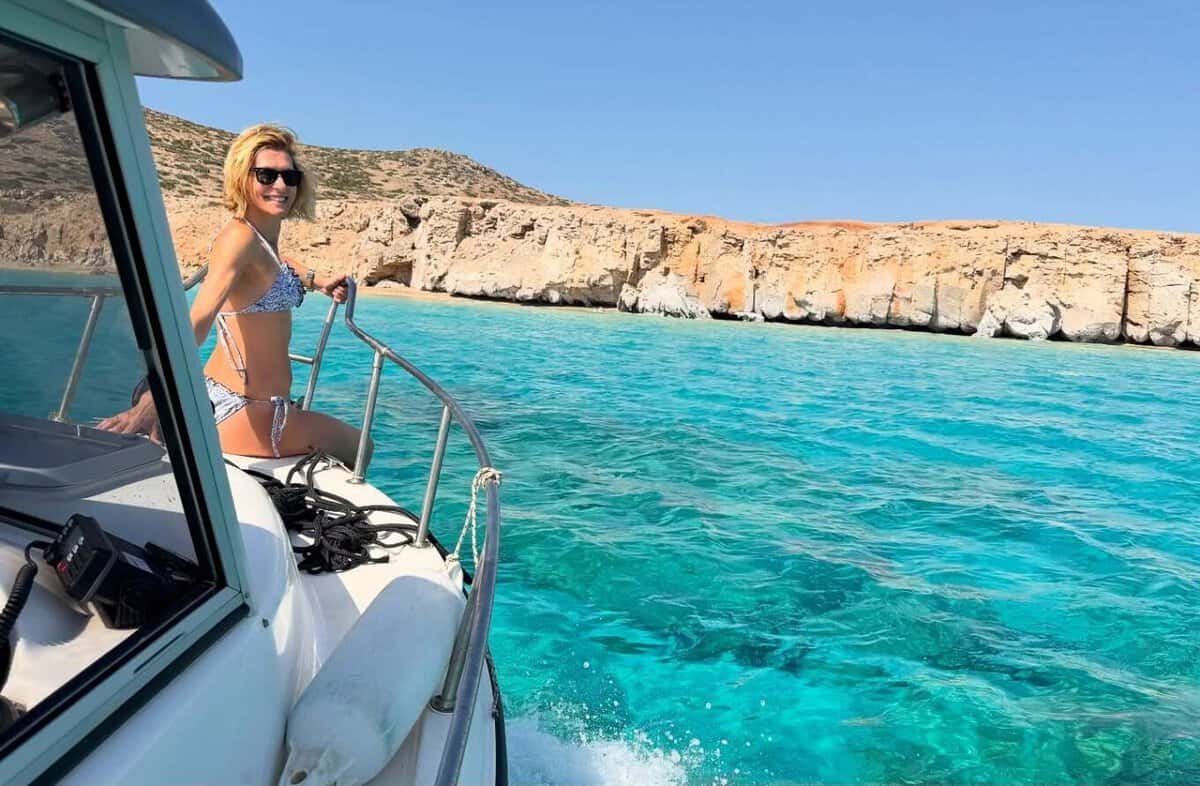 Zeta Douka, Armathia Adası'ndaki 'Cennet' Tekne Gezisini Paylaştı