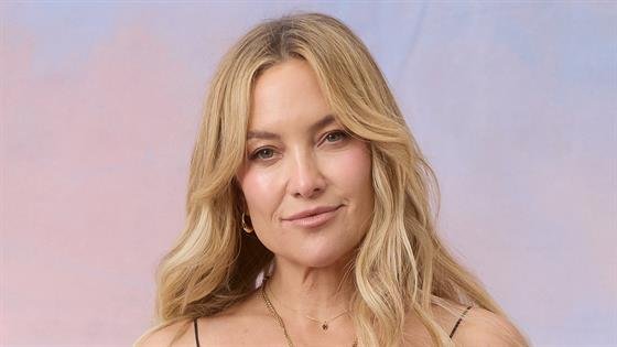 Kate Hudson, Yunanistan Tatilinde Siyah Bikiniyle Poz Verdi