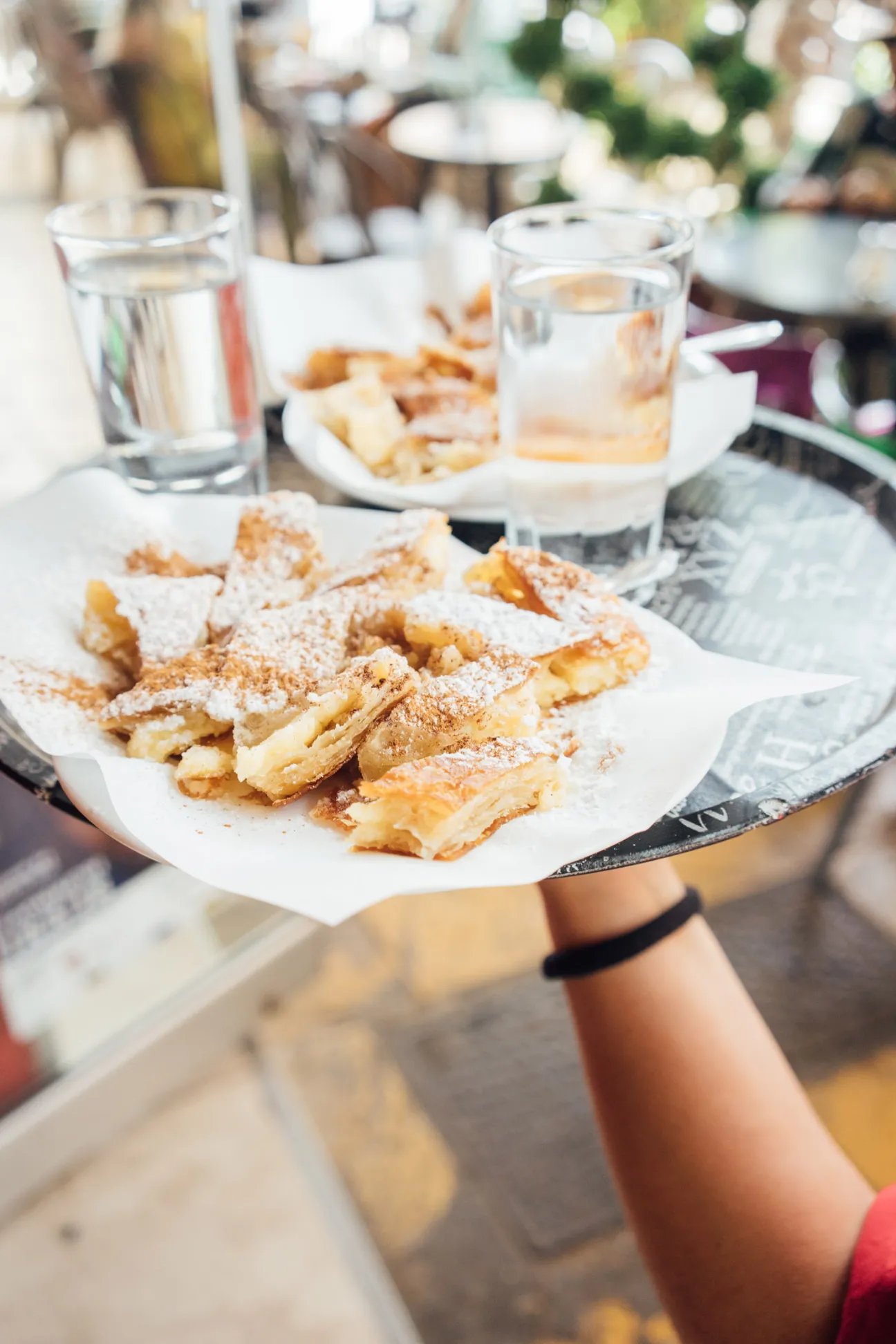 Bougatsa hamur işinin bulunduğu tabak