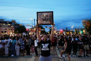 Madison, Wisconsin'de Bıçaklı Bir Adamın Polis Tarafından Vurulması Şehri Karıştırdı