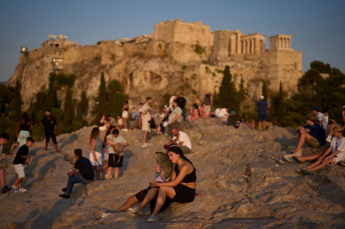 Yunanistan'da Aşırı Sıcaklar: Turist El Yelpazesiyle Serinlemeye Çalıştı