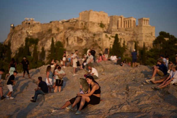 Yunanistan'da Aşırı Sıcaklar: Turist El Yelpazesiyle Serinlemeye Çalıştı