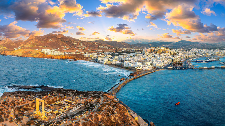 Naxos Adası havadan görünüm, antik Apollon tapınağı kapısı