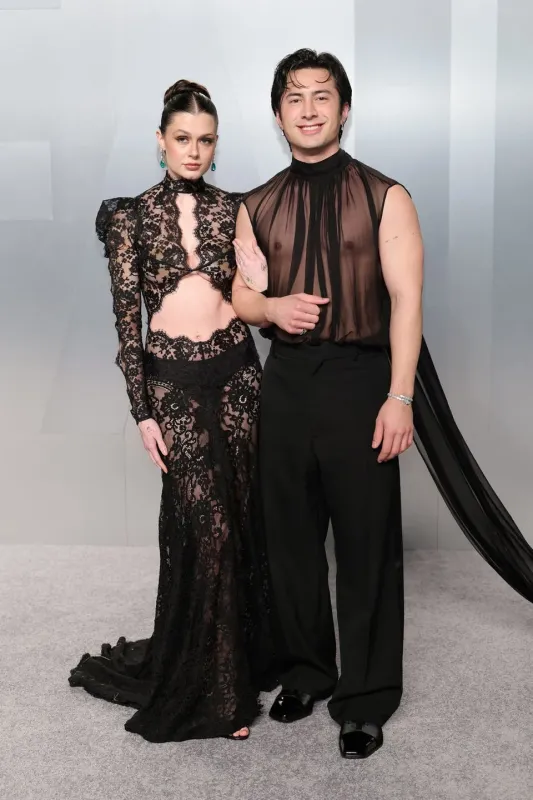 Hudson Williams ve Kız Arkadaşı Katelyn Larson Yunanistan'da Öpüşürken Fotoğraflandı