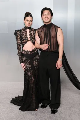 Hudson Williams ve Kız Arkadaşı Katelyn Larson Yunanistan'da Öpüşürken Fotoğraflandı