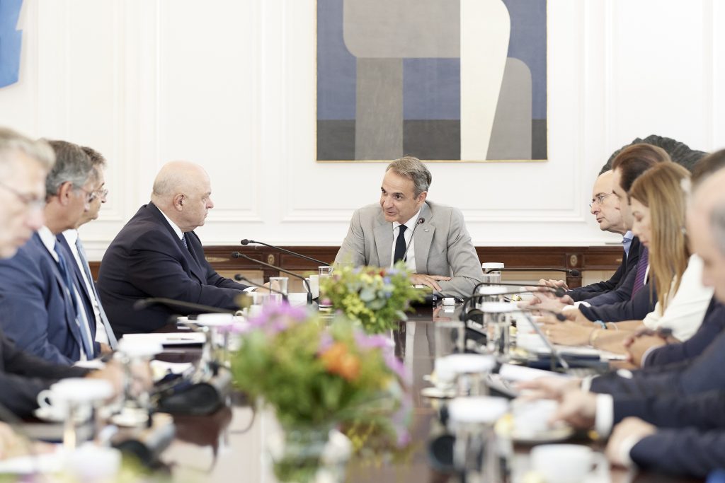 Başbakan Kiryakos Miçotakis, Maximos Köşkü'nde düzenlenen toplantıya başkanlık ediyor