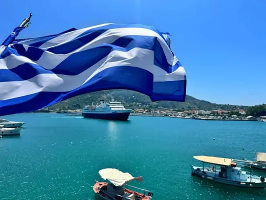 Yunanistan'da Feribot Sefer Halindeyken Rampayı Açık Unuttu: Bir Adam Yüzerek Gemiye Çıktı