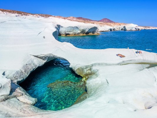 Milos'ta Sarakiniko Plajında Turist Dalgalarla Boğuştu, Son Anda Kurtuldu