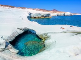 Milos'ta Sarakiniko Plajında Turist Dalgalarla Boğuştu, Son Anda Kurtuldu