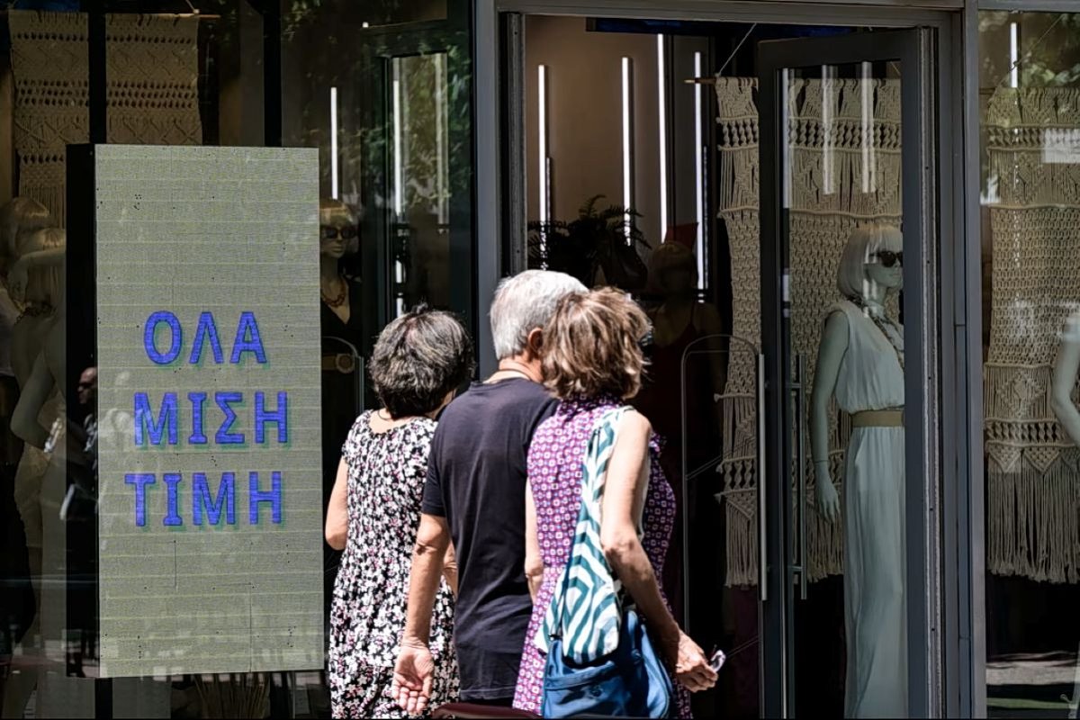 Yunanistan'da Mağazalar Bu Pazar Açık: Yaz İndirimleri Devam Ediyor