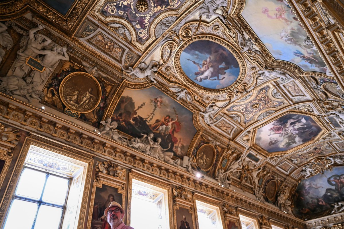 Louvre'daki Apollo Galerisi Hırsızlıktan Sonra Yeniden Açıldı Ama Mücevherler Sergilenmiyor