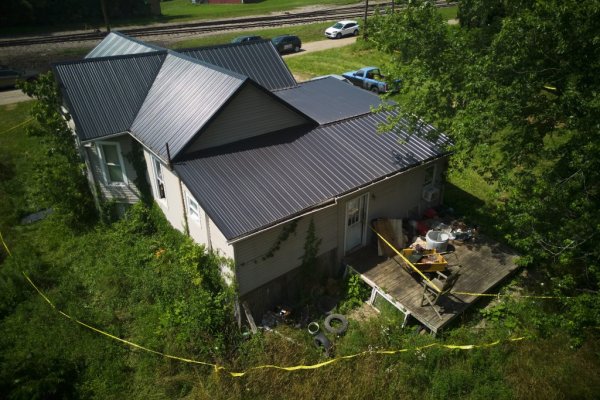 Ohio'da Çürüyen Evde 16 Çocuk Kurtarıldı, Yetkililer 'Kendilerini Vahşi Hayvanlara Benzettiler'