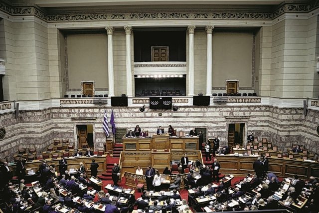 Yunanistan'da Anayasa Reformu Oylaması: Liderler Parlamentoda Sert Çatıştı