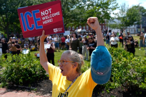 ICE, Maine'de Bir Sürücüyü Vurarak Öldürdü: Savunucular Kurbanın 26 Yaşında Kolombiyalı Olduğunu Söylüyor