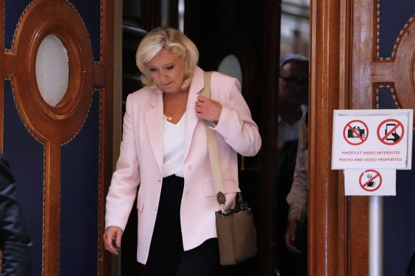 Fransız Mahkemesi, Aşırı Sağcı Le Pen'in 2027'de Aday Olmasına Onay Verdi Ama Reddettiği Koşulla