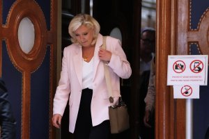 Fransız Mahkemesi, Aşırı Sağcı Le Pen'in 2027'de Aday Olmasına Onay Verdi Ama Reddettiği Koşulla